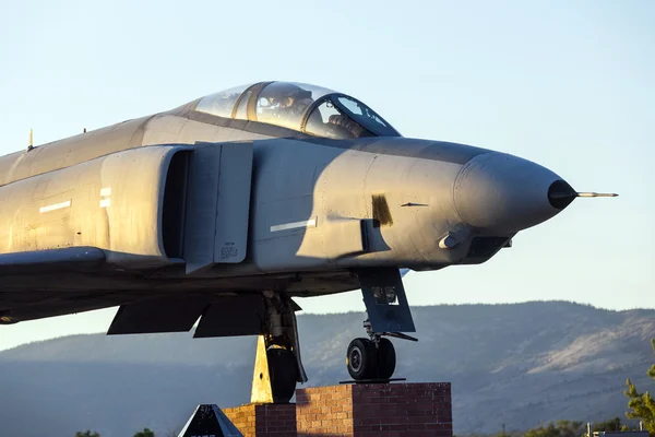 Истребитель Phantom F4 на мемориале ветеранов в Сусанвилле — стоковое фото