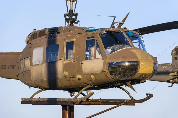 Glocke und Cobra-Hubschrauber am Veteranendenkmal in Susanville — Stockfoto