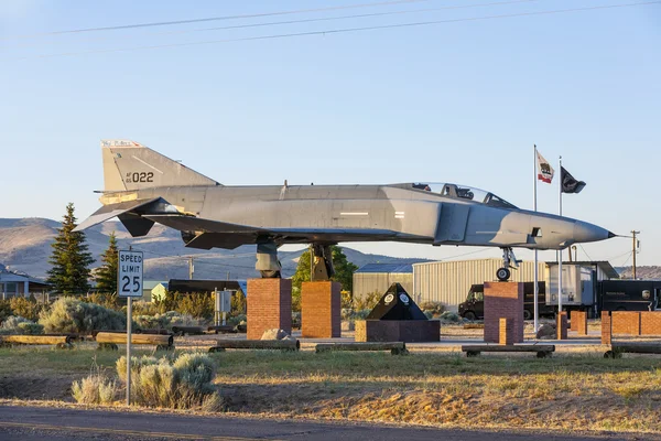 F4 Phantom fighter vid veterans memorial i susanville — Stockfoto