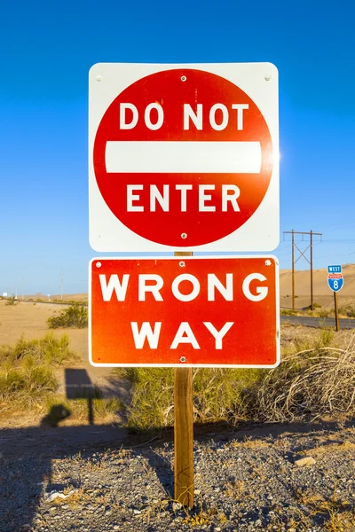 N'entrez pas Signe sur l'autoroute avec le ciel bleu — Photo