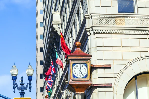 Facade with old clock in the gaslamp quarter in San Diego — Stock Photo, Image