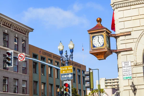 Facciata con vecchio orologio nel quartiere delle lampade a gas a San Diego — Foto Stock