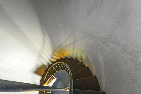Historische Treppe innerhalb der Point Arena Leuchtturm in Kalifornien — Stockfoto