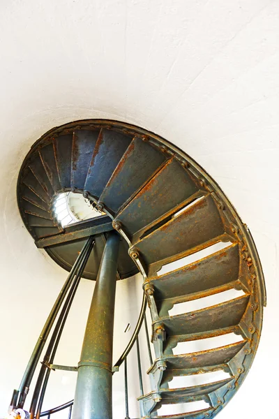Историческая лестница в маяке Поинт Арена в Калифорнии — стоковое фото