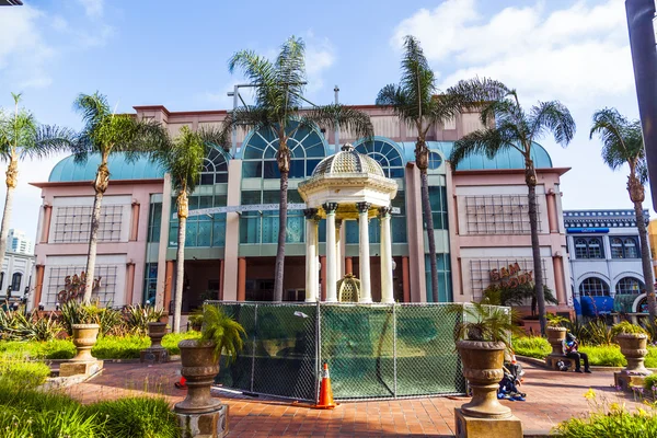 Fasaden på en historisk byggnad i stadsdelen gas lampa i san diego — Stockfoto