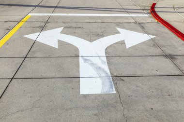 oklar ve DRI yönünü belirtmek için asfalt hatları