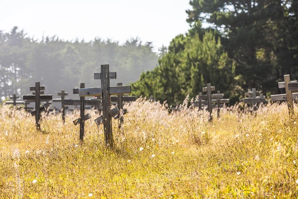 Stare krzyże na cmentarzu prawosławny zabytkowego fortu Ross — Zdjęcie stockowe