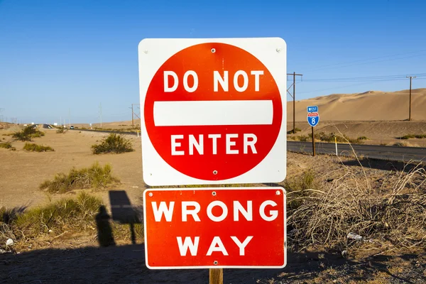 Не входить Знак на шоссе с голубым небом — стоковое фото