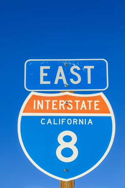 Államközi 8 jele az autópálya kék ég — Stock Fotó