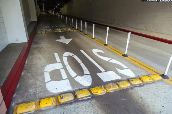 Señal de stop en un garaje pintado en el asfalto —  Fotos de Stock