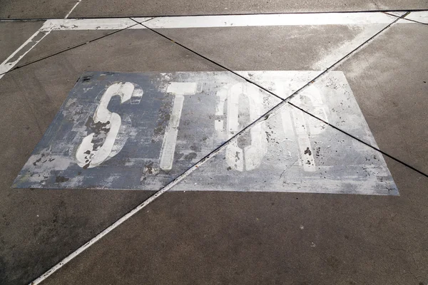 STOPP på asfalten – stockfoto