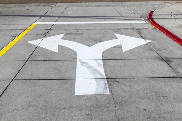 Setas e linhas no asfalto para indicar a direção do dri — Fotografia de Stock