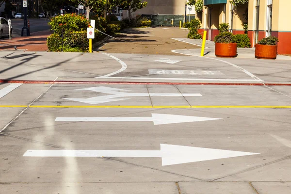Flechas y líneas en el asfalto para indicar la dirección de dri —  Fotos de Stock
