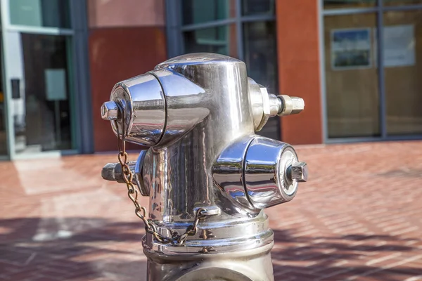 Хромированный пожарный гидрант — стоковое фото