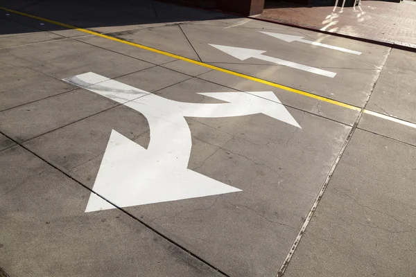 Arrows and lines on the asphalt to indicate the direction of dri — Stock Photo, Image