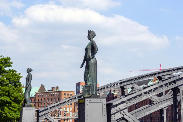 Standbeeld van europa en hammonia op de brug van de beken van hamburg — Stockfoto