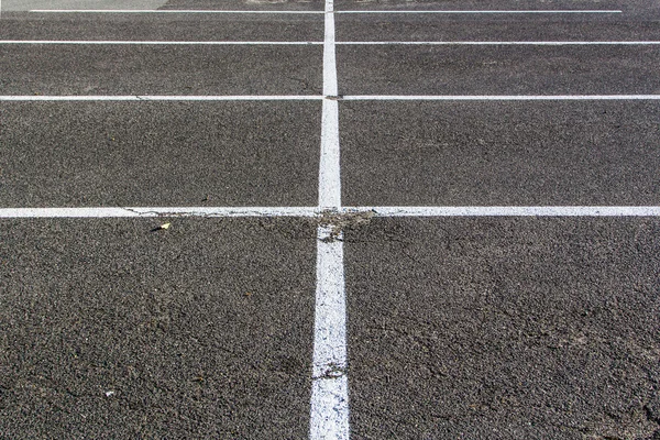 Lijnen voor het parkeren van lotzs getrokken op het asfalt — Stockfoto