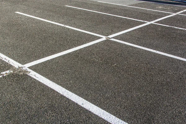 Lines for parking lotzs drawn on the asphalt — Stock Photo, Image
