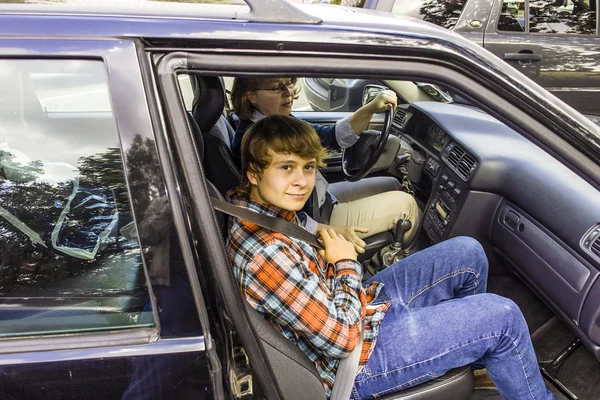 Niño usando el cinturón de seguridad al entrar en el coche — Stockfoto