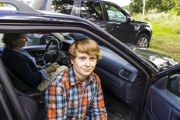 Gelukkige jongen invoeren van de auto — Stockfoto