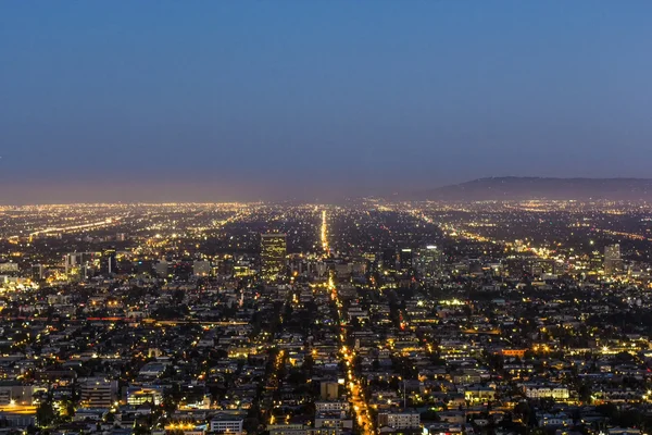 Kijk naar het centrum van los angeles per nacht — Stockfoto