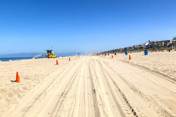 Camino marcado en la playa para los coches del salvavidas — Foto de Stock