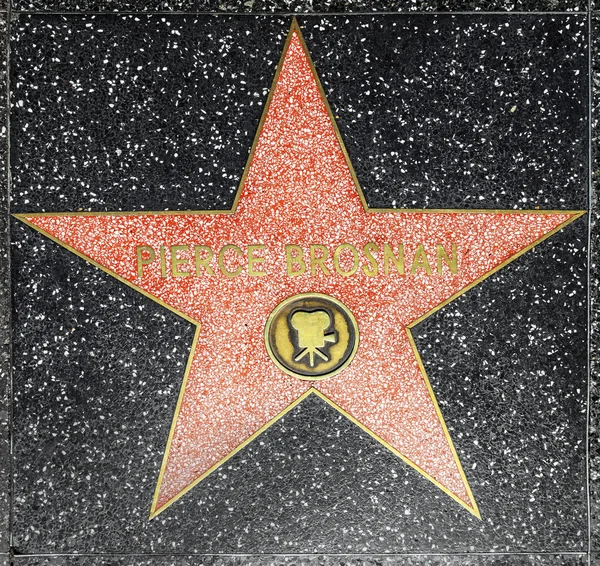 Propíchnout brosnans hvězdu na Hollywoodském chodníku slávy — Stock fotografie