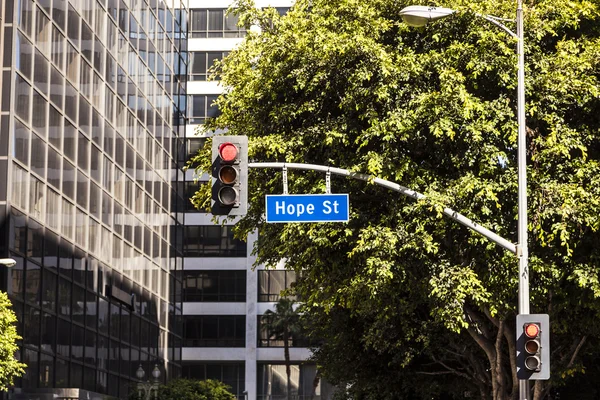 Ulice značka Hope ulice v centru Los Angeles — Stock fotografie