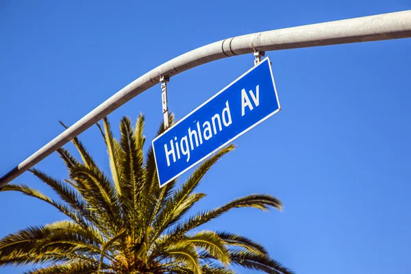 Street sign Highland Av in Hollywood — Stock Photo, Image