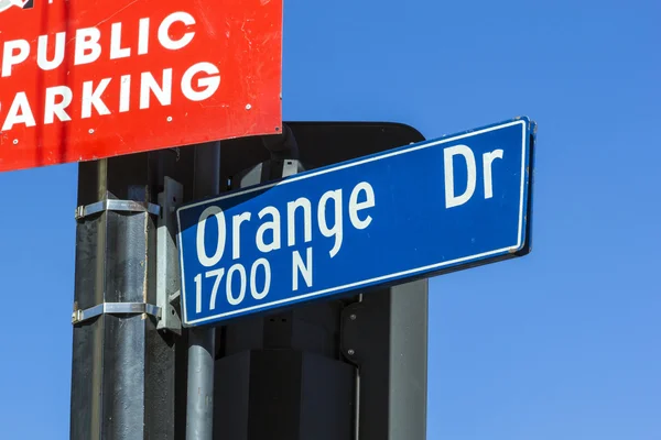 Straatnaambord oranje rijden in hollywood — Stockfoto