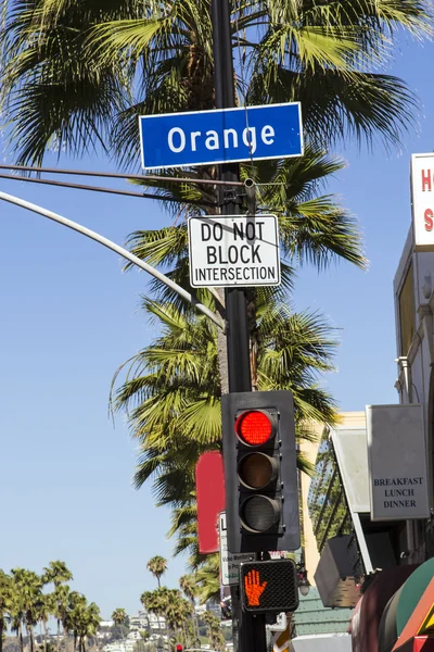 Sokak tabelası turuncu Hollywood'da sürücü — Stok fotoğraf