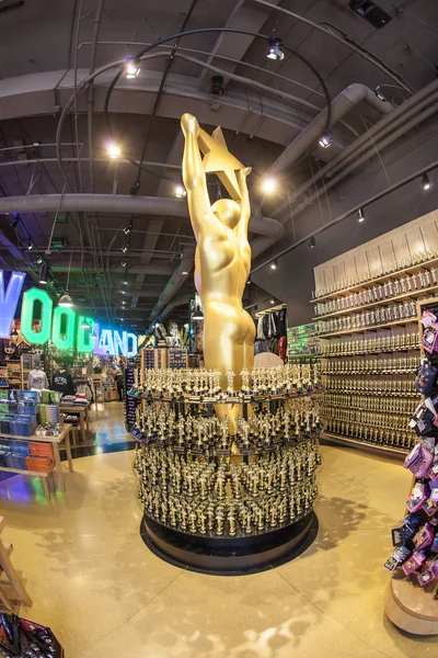 Oscar standbeelden aangeboden in winkels inhollywood — Stockfoto