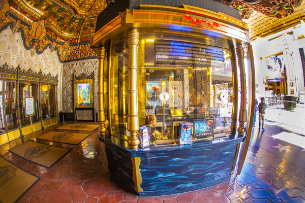 Вход в театр "Эль-Капитан"
