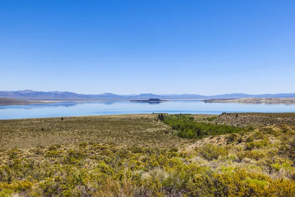 Vackra mono lake i Kalifornien nära lee majoritetsinnehav — Stockfoto