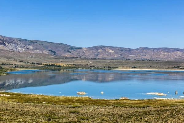 Krásné mono lake v Kalifornii poblíž lee lemovkou — Stock fotografie