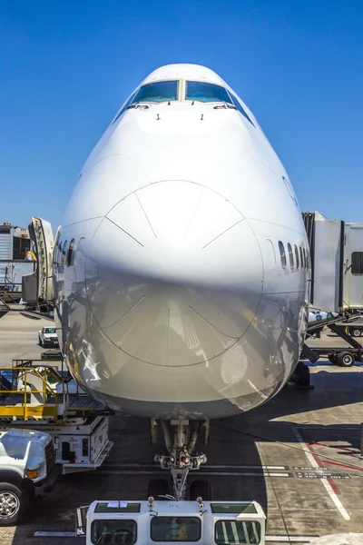 Lufthansa Boeing 747 parchi in posizione gate — Foto Stock