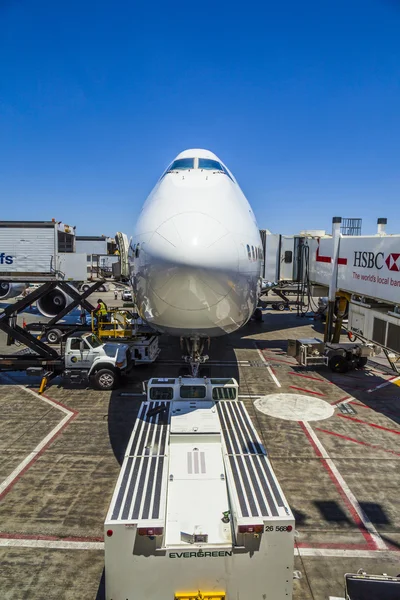 Lufthansa boeing 747 πάρκα στη θέση πύλη — Φωτογραφία Αρχείου