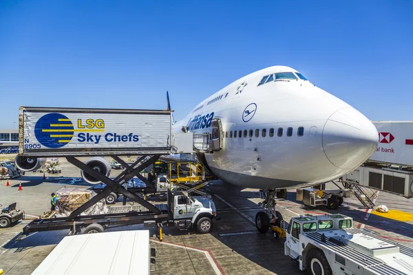 Lufthansas boeing 747 parker vid gate position — Stockfoto