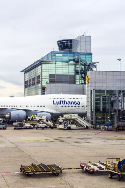 Készen áll a Lufthansa-repülőgépek a beszállás — Stock Fotó