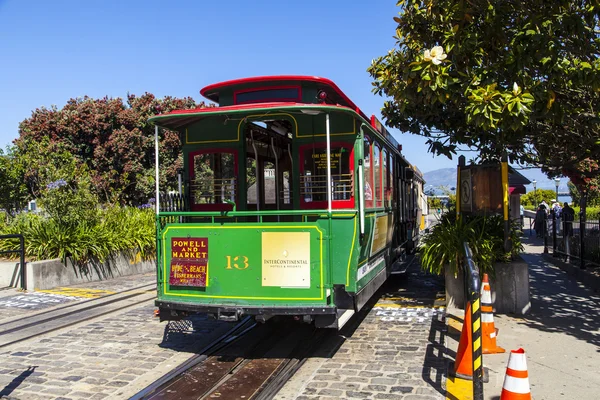 Famous Cable Car Bus in Powell and Market street — Stock Photo, Image
