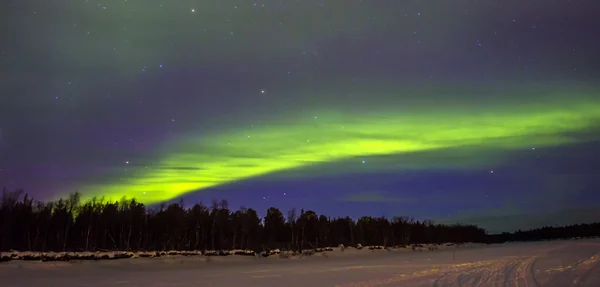 Norrsken (aurora borealis) över snowscape. — Stockfoto