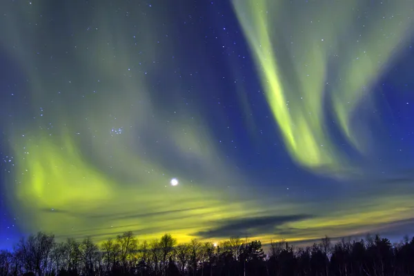 Northern lights (aurora borealis) nad śnieżny. — Zdjęcie stockowe