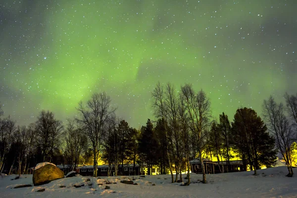 Aurora boreale (Aurora borealis) sul paesaggio nevoso . — Foto Stock