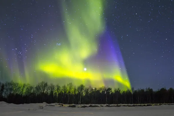 Polární (září aurora borealis) nad snowscape. — Stock fotografie
