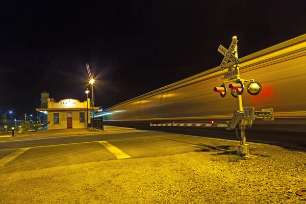 Vonat halad át, a vasúti kereszteződés az éjszakában — Stock Fotó