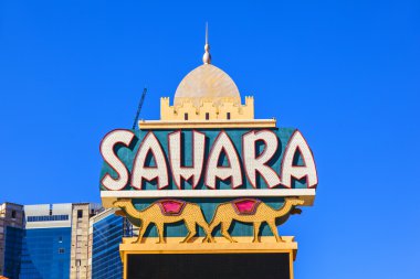 Sahara neon tabela tarafında otel