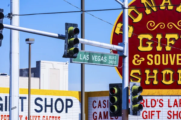 Sinal de semáforo de Las Vegas Boulevard e Bonanza Souvenir — Fotografia de Stock