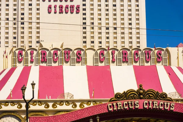 Вход в гостиницу циркового цирка — стоковое фото