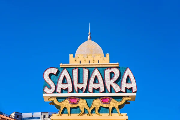 Sahara Neon Sign en el lado del hotel — Foto de Stock