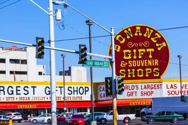 ラスベガス大通りと大当たりのお土産のサインのトラフィック ライト — ストック写真